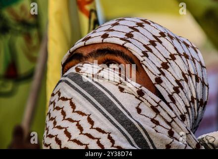 I sostenitori del movimento di liberazione nazionale palestinese di Fatah accendono una torcia durante una cerimonia per celebrare il 54° anniversario della sua fondazione nella piazza del Milite Ignoto a Gaza, domenica 31 dicembre 2018. I sostenitori del Fatah hanno tenuto la bandiera del partito e i ritratti del defunto leader palestinese Yasser Arafat durante la manifestazione. Simili celebrazioni si sono svolte nella città di Ramallah, in Cisgiordania, dove erano guidate dal presidente palestinese Mahmoud Abbas. Il movimento palestinese di Fatah è stato fondato nel 1965 da membri della diaspora palestinese, tra cui Yasser Arafat, come parte del Pa Foto Stock