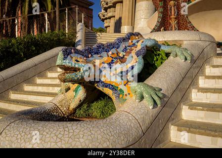 Drago - salamandra dal Parco Güell, ricoperta di trencadís (mosaico) realizzato da Antoni Gaudí e situata sulla scala d'ingresso del parco, Barcellona Spagna Foto Stock