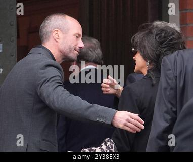 Nancy dell'olio saluta il figlio di Sven-Goran Eriksson, Johan, sui gradini della chiesa di Fryksande a Torsby, in Svezia, prima del servizio funebre. Data foto: Venerdì 13 settembre 2024. Foto Stock