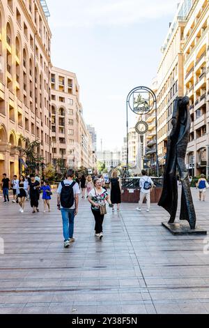 Erevan, Armenia - 29 giugno 2024: Turisti che camminano sul viale settentrionale della città di Erevan al crepuscolo estivo serale. La strada e' pedonale avenue aperta i Foto Stock