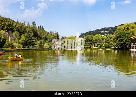 Dilijan, Armenia - 5 luglio 2024: Superficie dello stagno artificiale della città lacustre nella città di Dilijan il giorno estivo Foto Stock