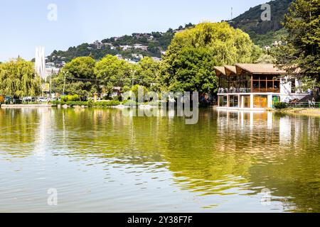 Dilijan, Armenia - 5 luglio 2024: sbarco dello stagno artificiale della città lacustre nella città di Dilijan il giorno d'estate Foto Stock