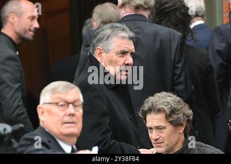 Torsby, Svezia. 13 settembre 2024. Gli ospiti arrivano al servizio funebre dell'allenatore di calcio Sven-Göran Eriksson nella chiesa di Fryksände a Torsby, Svezia, il 13 settembre 2024. Foto: Jonas Ekströmer/TT/codice 10030 credito: TT News Agency/Alamy Live News Foto Stock