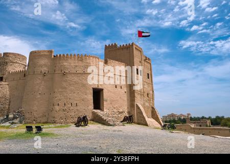 Storico forte medievale di Fujairah, sito storico e museo, popolare destinazione turistica per il turismo interno negli Emirati Arabi Uniti Foto Stock