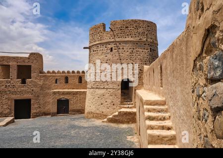 Storico forte medievale di Fujairah, sito storico e museo, popolare destinazione turistica per il turismo interno negli Emirati Arabi Uniti Foto Stock