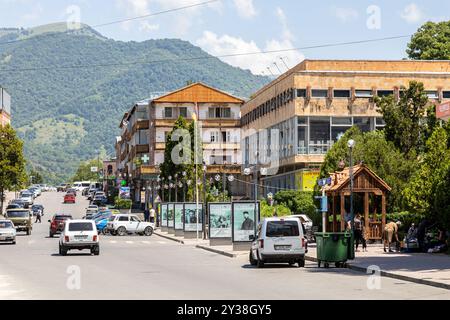 Dilijan, Armenia - 6 luglio 2024: Veduta di via Myasnikyan nel centro della città di Dilijan, Armenia, nelle soleggiate giornate estive Foto Stock