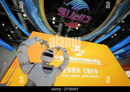 PECHINO, CINA - 13 SETTEMBRE 2024 - un robot intelligente posa con cuore al pubblico alla China Beijing International Fair for Trade i 2024 Foto Stock
