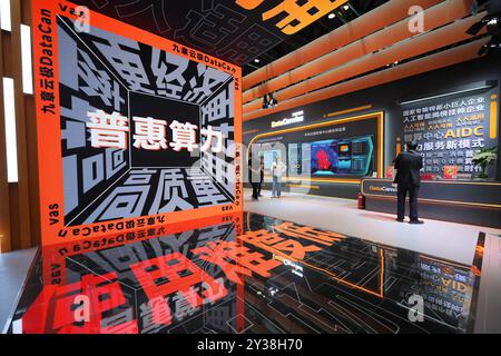 PECHINO, CINA - 13 SETTEMBRE 2024 - i visitatori vengono a conoscenza dei servizi di cloud computing alla China Beijing International Fair for Trade in Services (CIF Foto Stock