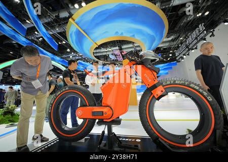 PECHINO, CINA - 13 SETTEMBRE 2024 - i visitatori vengono a conoscenza di una moto super-idrogeno immacolata alla China Beijing International Fair for Trade del 2024 Foto Stock