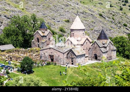 Osh, Armenia - 6 luglio 2024: Vista sopra il monastero di Goshavank, Armenia nel villaggio di Gosh, Armenia, il giorno estivo soleggiato dalla Chiesa di Ascensione Foto Stock