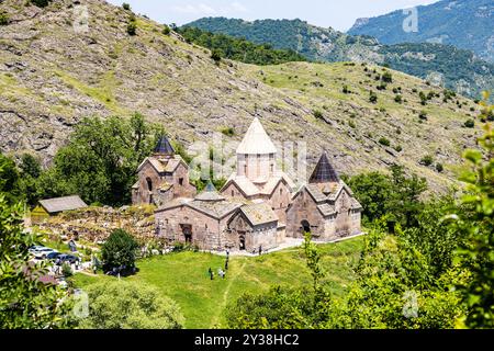 Osh, Armenia - 6 luglio 2024: Vista sopra il monastero di Goshavank, Armenia sulle montagne nel villaggio di Gosh, Armenia, il giorno estivo soleggiato dalla Chiesa di ASCE Foto Stock