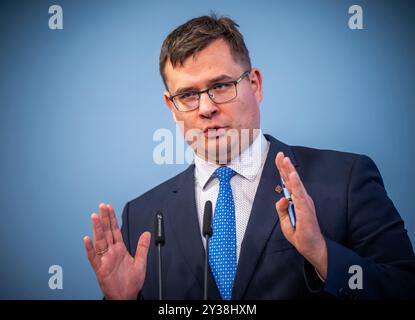 Berlino, Germania. 13 settembre 2024. Laurynas Kasciunas, ministro della difesa della Lituania, partecipa alla firma dell'accordo intergovernativo sul dispiegamento della brigata lituana. L'accordo regola lo status della brigata e lo status giuridico dei soldati della Bundeswehr schierati nel paese NATO, che dovrà essere pronto per i combattimenti entro il 2027. Crediti: Michael Kappeler/dpa/Alamy Live News Foto Stock