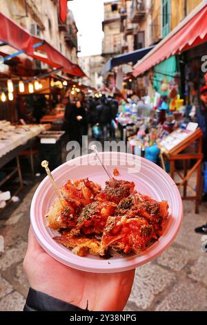 Palermo, Sicilia, Italia. Cibo tradizionale siciliano acquistato nel mercato di Ballarò, uno dei mercati storici della città vecchia. Foto Stock