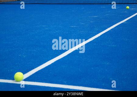 due palle da paddle tennis su un campo da paddle tennis blu, racchetta sportiva Foto Stock