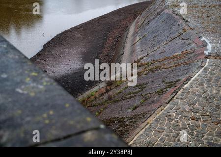 Bila Tremesna, Repubblica Ceca. 13 settembre 2024. I gestori dell'acqua hanno iniziato a rilasciare più acqua dal bacino idrico Les Kralovstvi sul fiume Elba a causa della minaccia di inondazioni a Bila Tremesna, Repubblica Ceca, 13 settembre 2024. Secondo i meteorologi, dovrebbe piovere pesantemente, il che potrebbe aumentare significativamente i livelli del fiume. Crediti: David Tanecek/CTK Photo/Alamy Live News Foto Stock