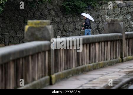 Bila Tremesna, Repubblica Ceca. 13 settembre 2024. I gestori dell'acqua hanno iniziato a rilasciare più acqua dal bacino idrico Les Kralovstvi sul fiume Elba a causa della minaccia di inondazioni a Bila Tremesna, Repubblica Ceca, 13 settembre 2024. Secondo i meteorologi, dovrebbe piovere pesantemente, il che potrebbe aumentare significativamente i livelli del fiume. Crediti: David Tanecek/CTK Photo/Alamy Live News Foto Stock