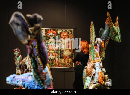 norwich, Norfolk County, Regno Unito. 13 settembre 2024. Ayahuasca & Art of the Amazzonia mostrerà che il consumo rituale di ayahuasca è intimamente legato alla produzione artistica di ceramiche, tessuti, sculture, pittura e fotografia. La mostra si concentra sulla creatività degli artisti indigeni della comunità Shipibo-Konibo dell'Amazzonia peruviana, presentando manufatti storici e opere contemporanee di artisti viventi. Dal 14 settembre al 2 febbraio 2025. Paul Quezada-Neiman/Alamy Live News crediti: Paul Quezada-Neiman/Alamy Live News Foto Stock