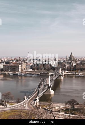 Vista aerea del Ponte delle catene che attraversa il Danubio a Budapest, Ungheria, con edifici storici sullo sfondo. Foto Stock