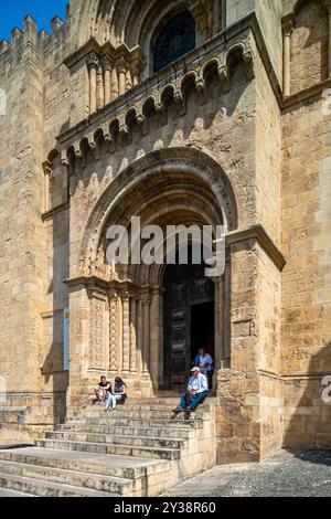 Coimbra, Portogallo, 13 aprile 2017, esterno della cattedrale romanica se Velha del XII secolo a Coimbra, Portogallo. Foto Stock