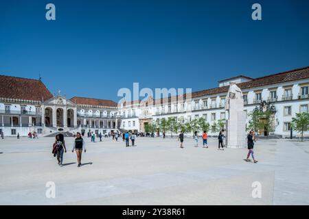 Coimbra, Portogallo, 13 aprile 2017, persone che camminano nel cortile dell'Università di Coimbra sotto il cielo limpido. Foto Stock