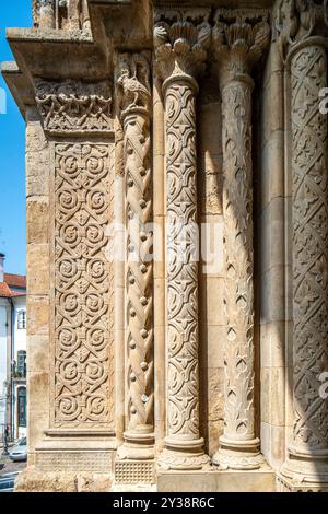 Primo piano della dettagliata architettura romanica su se Velha a Coimbra, Portogallo. Foto Stock