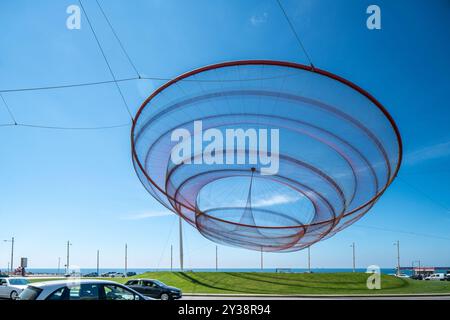 Veduta di She Changes, una scultura monumentale di Janet Echelman a Matosinhos, Porto, Portogallo, posta su un cielo azzurro. Foto Stock