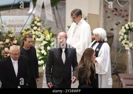 Torsby, Svezia. 13 settembre 2024. Il padre di Sven-Goran Eriksson Sven Eriksson, il figlio Johan Eriksson e la figlia Lina Eriksson durante il servizio funebre per l'allenatore di calcio Sven-Göran Eriksson nella chiesa di Fryksände a Torsby, Svezia, il 13 settembre 2024. Foto: Adam Ihse/TT/Code 9200 crediti: TT News Agency/Alamy Live News Foto Stock