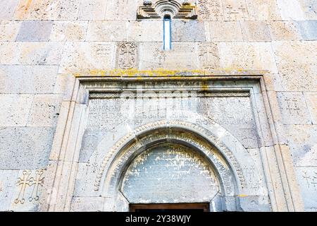 Tsaghkadzor, Armenia - 14 luglio 2024: Ingresso alla chiesa di S Grigir nel monastero di Kecharis in estate, giorno nuvoloso nella città di Tsaghkadzor, Armenia Foto Stock