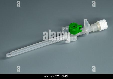 I cateteri endovenosi con porte di iniezione sono dispositivi medici utilizzati per somministrare farmaci, fluidi o sangue direttamente in una vena. Foto Stock