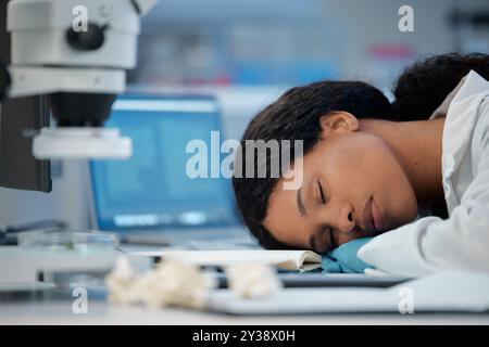 Sonno, scienza e donna nera in laboratorio, ricerca e sperimentazione con burnout, esausta e sovraccarica. Persona africana, medico o professionale in Foto Stock