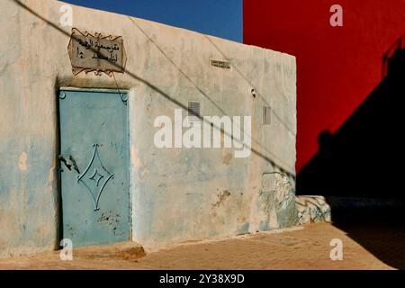 Bhalil Morocco la città delle case rupestri, 6 km a nord ovest di Sefrou. Questa posizione è famosa in tutto il mondo per le sue case rupestri, colorate e collegate da un ponte Foto Stock