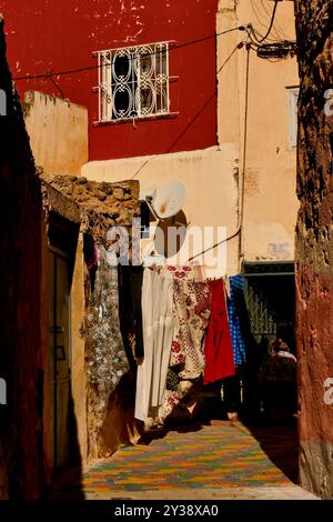 Bhalil Morocco la città delle case rupestri, 6 km a nord ovest di Sefrou. Questa posizione è famosa in tutto il mondo per le sue case rupestri, colorate e collegate da un ponte Foto Stock