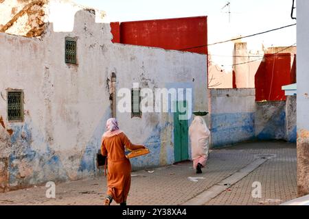 Bhalil Morocco la città delle case rupestri, 6 km a nord ovest di Sefrou. Questa posizione è famosa in tutto il mondo per le sue case rupestri, colorate e collegate da un ponte Foto Stock