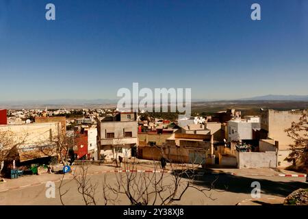 Bhalil Morocco la città delle case rupestri, 6 km a nord ovest di Sefrou. Questa posizione è famosa in tutto il mondo per le sue case rupestri, colorate e collegate da un ponte Foto Stock