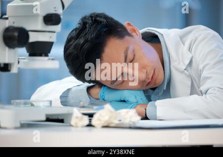 Sonno, scienza e uomo in laboratorio, ricerca e sperimentazione con burnout, esausti e sovraccarichi di lavoro. Persona asiatica, medico e professionale sul posto di lavoro Foto Stock