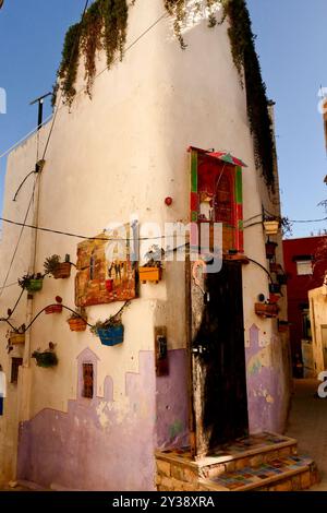 Bhalil Morocco la città delle case rupestri, 6 km a nord ovest di Sefrou. Questa posizione è famosa in tutto il mondo per le sue case rupestri, colorate e collegate da un ponte Foto Stock