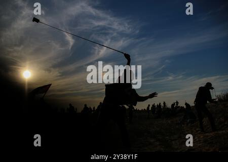 Striscia di Gaza, 29 gennaio 2019. Alcuni palestinesi sono rimasti feriti durante una manifestazione sulla riva vicino a Beit Lahia, nella Striscia di Gaza settentrionale, mentre alcuni sono decollati con piccole imbarcazioni da pesca battenti bandiere palestinesi nel Mar Mediterraneo, durante una protesta settimanale contro il blocco navale israeliano. Alcuni palestinesi hanno lanciato pietre verso la recinzione delle forze israeliane, che sparavano munizioni vive e gas lacrimogeni contro i manifestanti ferendone alcuni. Anche i giornalisti che hanno partecipato alla manifestazione sono stati colpiti dal gas lacrimogeno. L'esercito israeliano permette ai pescatori palestinesi di entrare nel Gaz Foto Stock