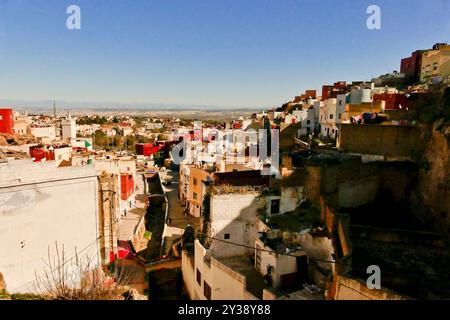 Bhalil Morocco la città delle case rupestri, 6 km a nord ovest di Sefrou. Questa posizione è famosa in tutto il mondo per le sue case rupestri, colorate e collegate da un ponte Foto Stock