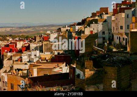 Bhalil Morocco la città delle case rupestri, 6 km a nord ovest di Sefrou. Questa posizione è famosa in tutto il mondo per le sue case rupestri, colorate e collegate da un ponte Foto Stock