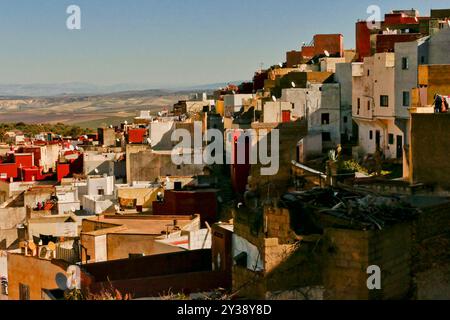 Bhalil Morocco la città delle case rupestri, 6 km a nord ovest di Sefrou. Questa posizione è famosa in tutto il mondo per le sue case rupestri, colorate e collegate da un ponte Foto Stock