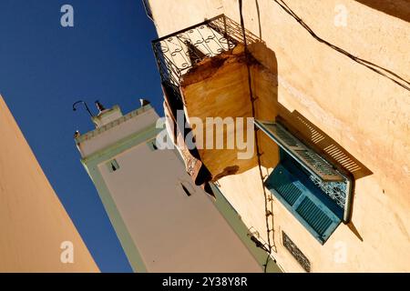 Bhalil Morocco la città delle case rupestri, 6 km a nord ovest di Sefrou. Questa posizione è famosa in tutto il mondo per le sue case rupestri, colorate e collegate da un ponte Foto Stock