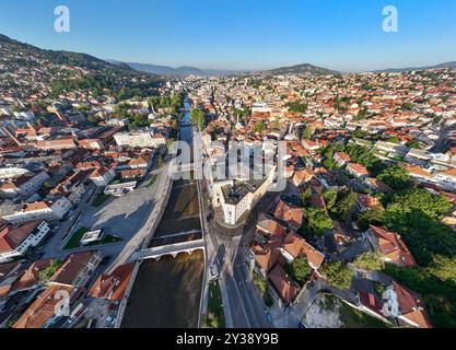 Vista aerea della città di Sarajevo con un drone. Capitale della Bosnia-Erzegovina, Balcani. Ponti sul fiume Miljacka nel centro. Foto Stock