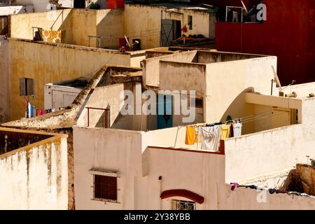 Bhalil Morocco la città delle case rupestri, 6 km a nord ovest di Sefrou. Questa posizione è famosa in tutto il mondo per le sue case rupestri, colorate e collegate da un ponte Foto Stock