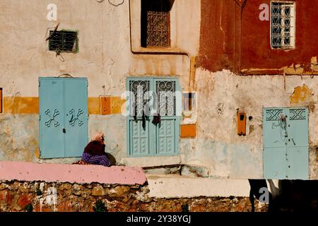 Bhalil Morocco la città delle case rupestri, 6 km a nord ovest di Sefrou. Questa posizione è famosa in tutto il mondo per le sue case rupestri, colorate e collegate da un ponte Foto Stock