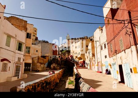 Bhalil Morocco la città delle case rupestri, 6 km a nord ovest di Sefrou. Questa posizione è famosa in tutto il mondo per le sue case rupestri, colorate e collegate da un ponte Foto Stock