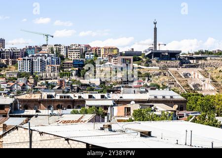 Vista del monumento alle Cascate dall'area residenziale nel centro della città di Erevan nella soleggiata giornata estiva in Armenia Foto Stock