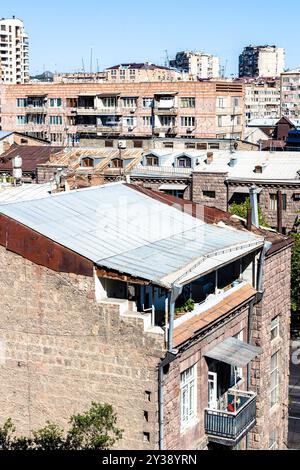 Vecchie case urbane nel centro della città di Erevan nelle soleggiate giornate estive, Armenia Foto Stock