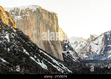 La luce dorata che colpisce Snow ha coperto El Capitan nella Yosemite Valley Foto Stock