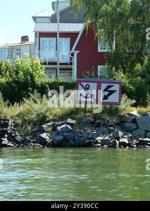 Gita in barca vicino a Karlskrona: Piccola isola con un segno di mare, vitale aiuto alla navigazione nell'arcipelago. Luogo popolare per i marinai e i turisti. Foto Stock