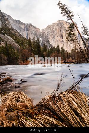 Fiume che scorre con El Capitan che torreggia sopra nel Parco Nazionale di Yosemite Foto Stock